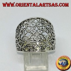 Silberring mit gebogenem Band mit floraler Laubsägearbeit