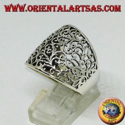 Silberring mit gebogenem Band mit floraler Laubsägearbeit