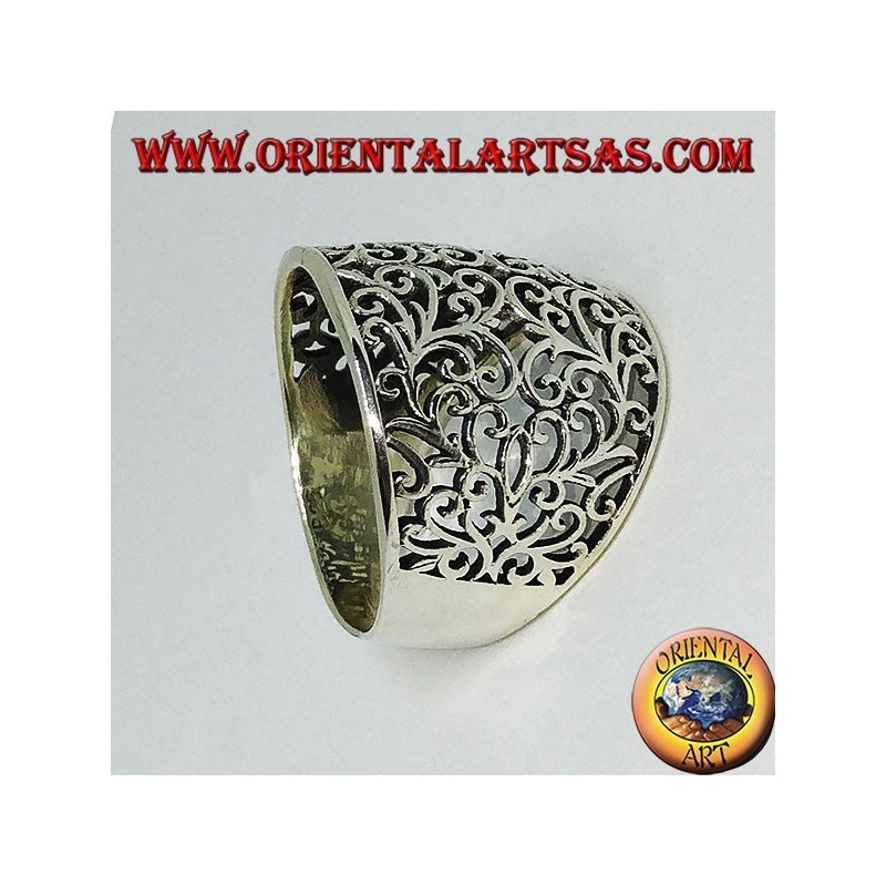 Anillo de plata con banda curvada con calado floral.