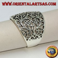 Silberring mit gebogenem Band mit floraler Laubsägearbeit