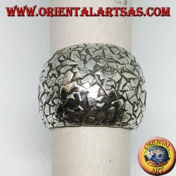 Konvexer Ring aus Silber, handgefertigt mit Splittern gehämmert