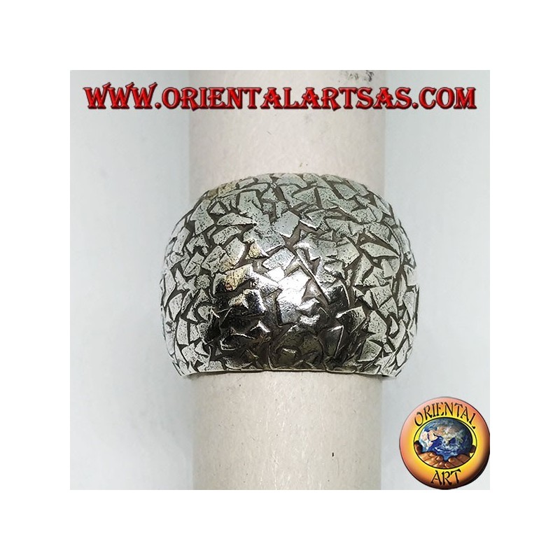 Anello a fascia bombata in argento martellata a schegge fatta a mano