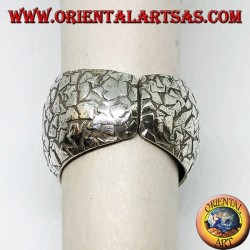 Anillo convexo en plata martillado con astillas hechas a mano.