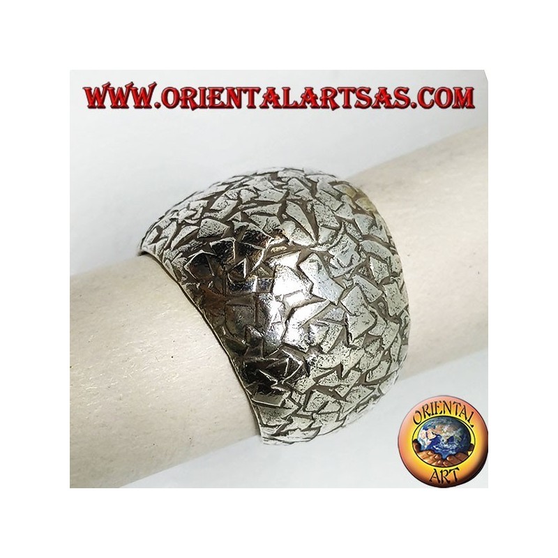 Anillo convexo en plata martillado con astillas hechas a mano.