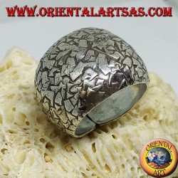 Bague convexe en argent martelé avec des éclats à la main