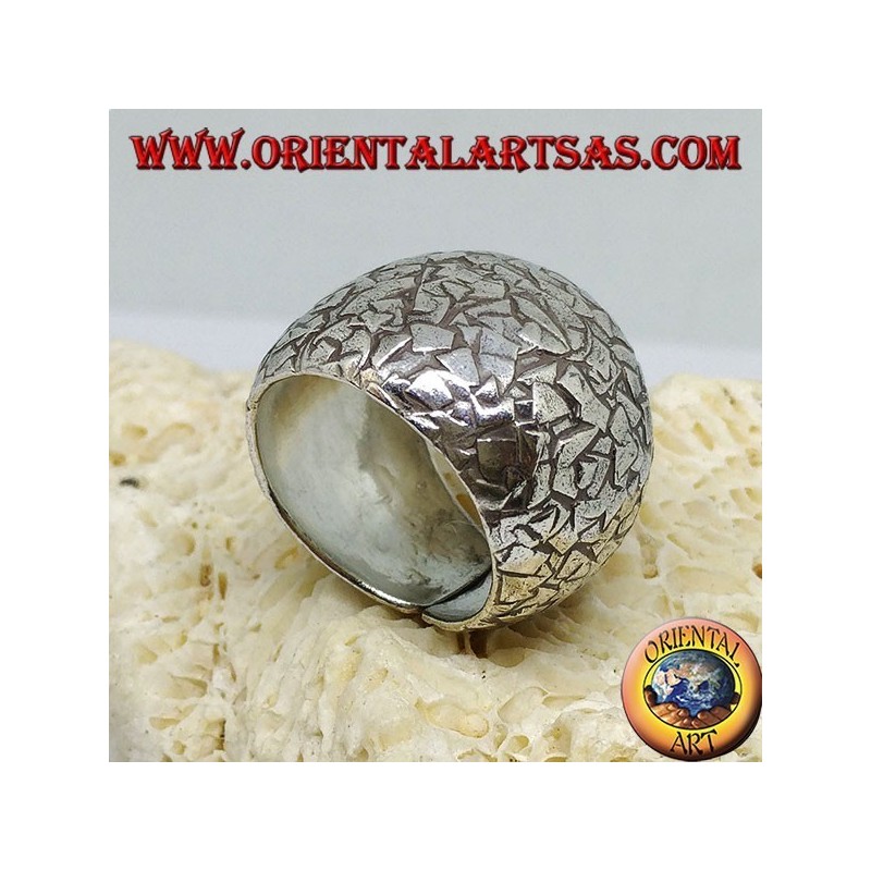 Konvexer Ring aus Silber, handgefertigt mit Splittern gehämmert