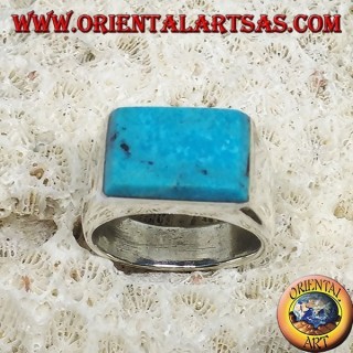 Anillo de plata con turquesa rectangular superpuesta.