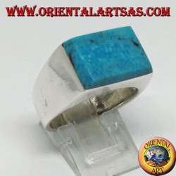 Anillo de plata con turquesa rectangular superpuesta.