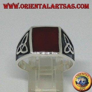 Anillo de plata con cornalina cuadrada y nudo tyrone en los laterales.