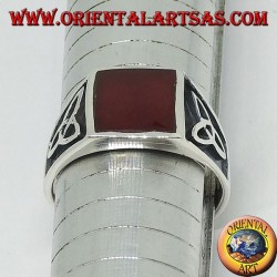 Bague en argent avec noeud en cornaline carrée et tyrone sur les côtés