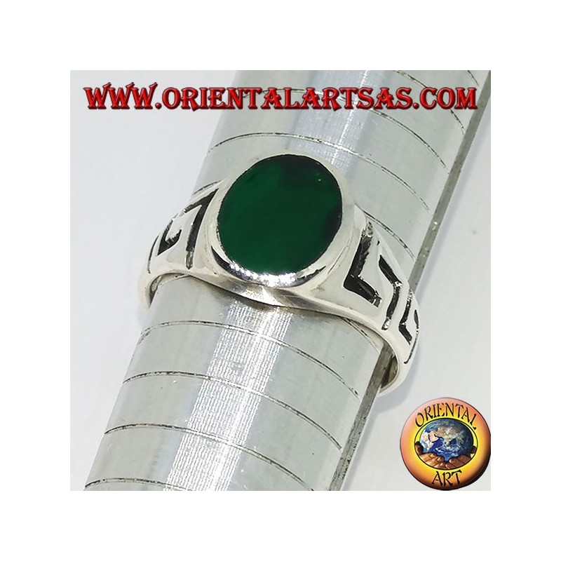 Anello in argento  con greca intagliata ed  agata verde  ovale 