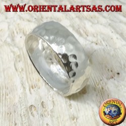 Sortija redondeada de plata martillada de 8 mm. hecho a mano