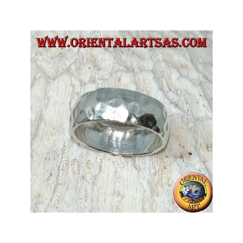 Anneau arrondi en argent martelé de 8 mm. fait à la main