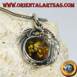 Pendentif en argent avec une ambre hémisphérique entre les feuilles
