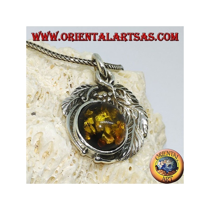 Pendentif en argent avec une ambre hémisphérique entre les feuilles