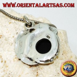 Pendentif en argent avec une ambre hémisphérique entre les feuilles