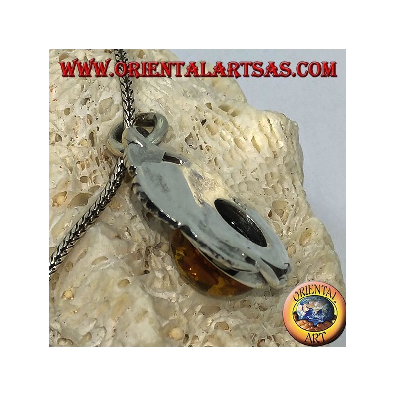 Pendentif en argent avec une ambre hémisphérique entre les feuilles