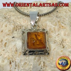 Colgante de plata con un ámbar cuadrado y un borde tallado.
