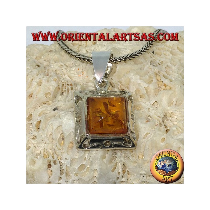 Pendentif en argent avec un bord carré d'ambre et sculpté