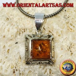 Pendentif en argent avec un bord carré d'ambre et sculpté