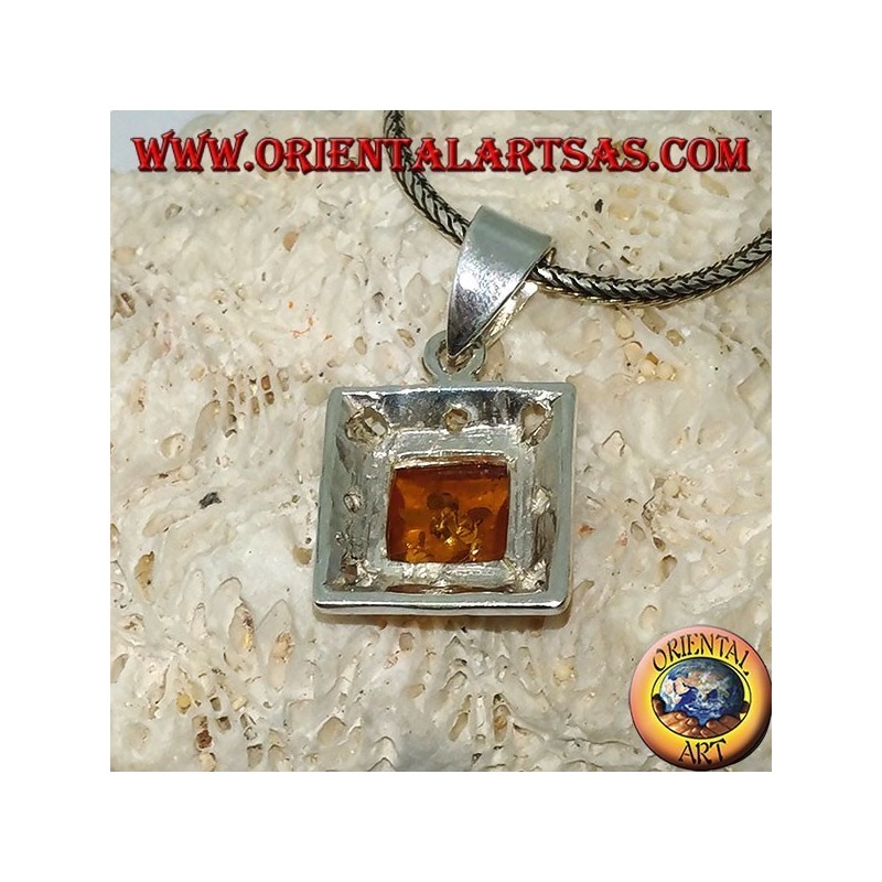Colgante de plata con un ámbar cuadrado y un borde tallado.