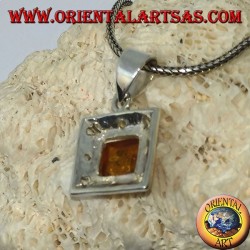 Colgante de plata con un ámbar cuadrado y un borde tallado.