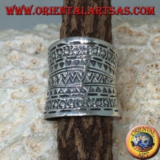 Anello a fascia concava in argento con disegni geometrici