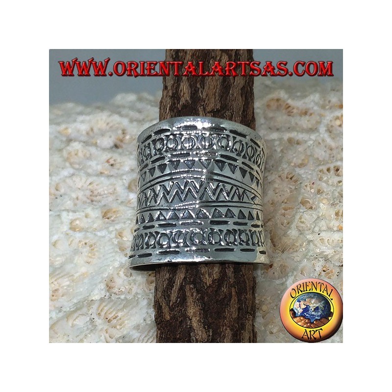 Anillo de banda cóncava en plata con diseños geométricos.