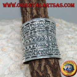 Anillo de banda cóncava en plata con diseños geométricos.