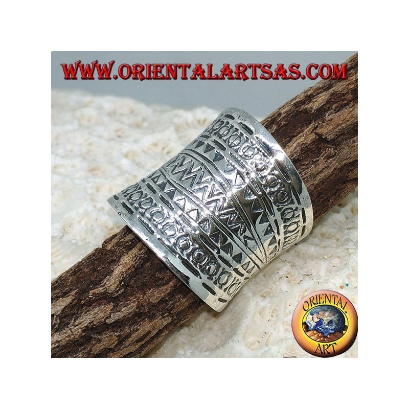 Anillo de banda cóncava en plata con diseños geométricos.