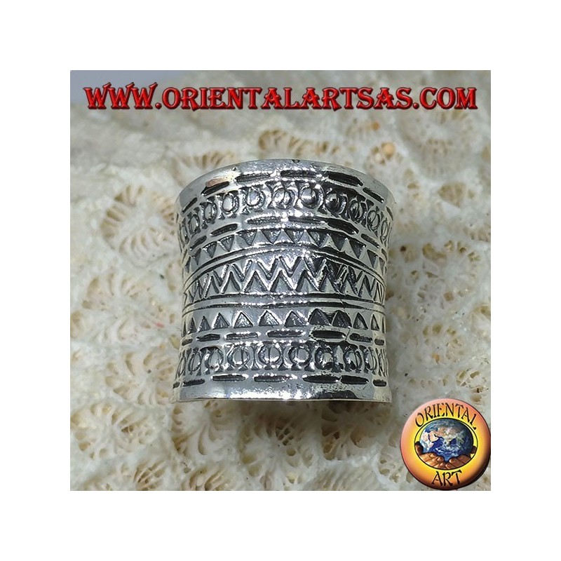 Anello a fascia concava in argento con disegni geometrici