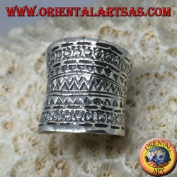 Concave band ring in silver with geometric designs