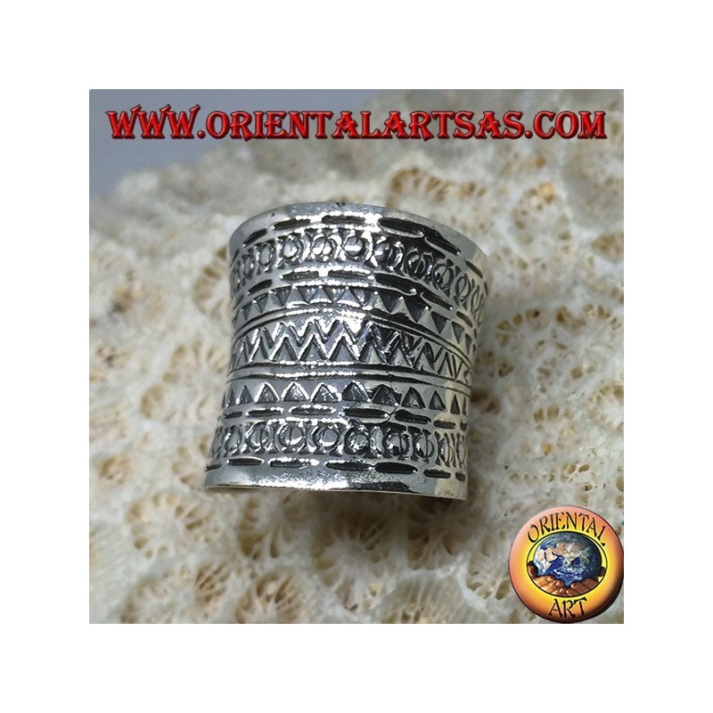 Anillo de banda cóncava en plata con diseños geométricos.