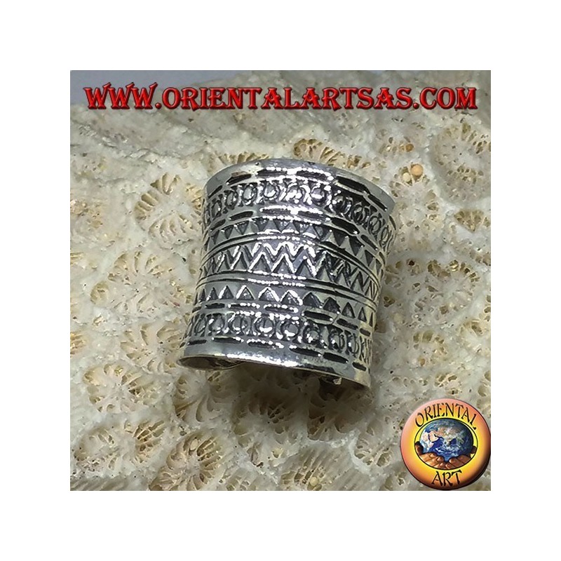 Anillo de banda cóncava en plata con diseños geométricos.