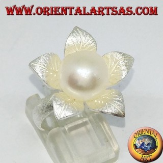 Bague en argent satiné en forme de fleur avec une perle centrale