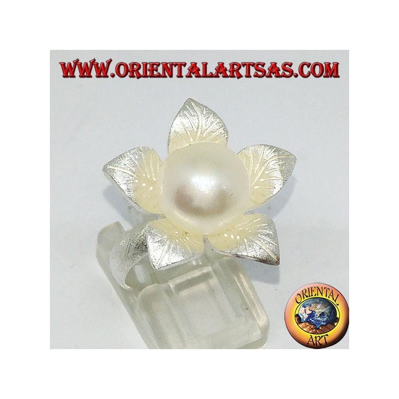 Blumenförmiger Satin-Silberring mit zentraler Perle