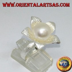 Silver flower-shaped ring with a central pearl