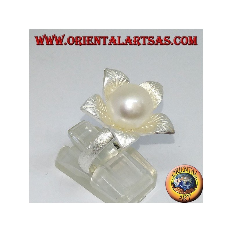 Silver flower-shaped ring with a central pearl