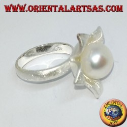 Anillo de plata satinado en forma de flor con una perla central.