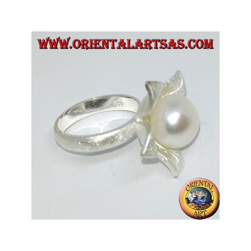 Anillo de plata satinado en forma de flor con una perla central.