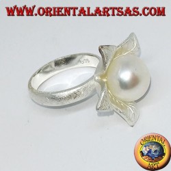 Bague en argent satiné en forme de fleur avec une perle centrale