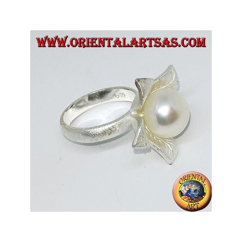 Blumenförmiger Satin-Silberring mit zentraler Perle