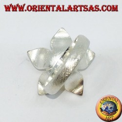 Blumenförmiger Satin-Silberring mit zentraler Perle