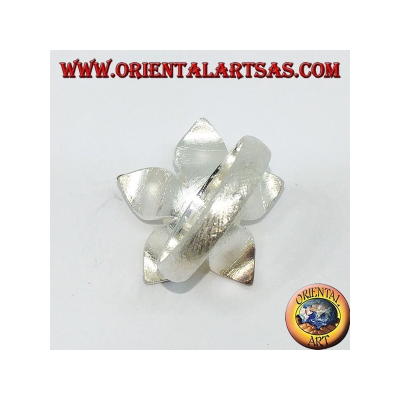 Blumenförmiger Satin-Silberring mit zentraler Perle