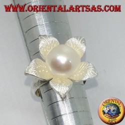Anillo de plata satinado en forma de flor con una perla central.