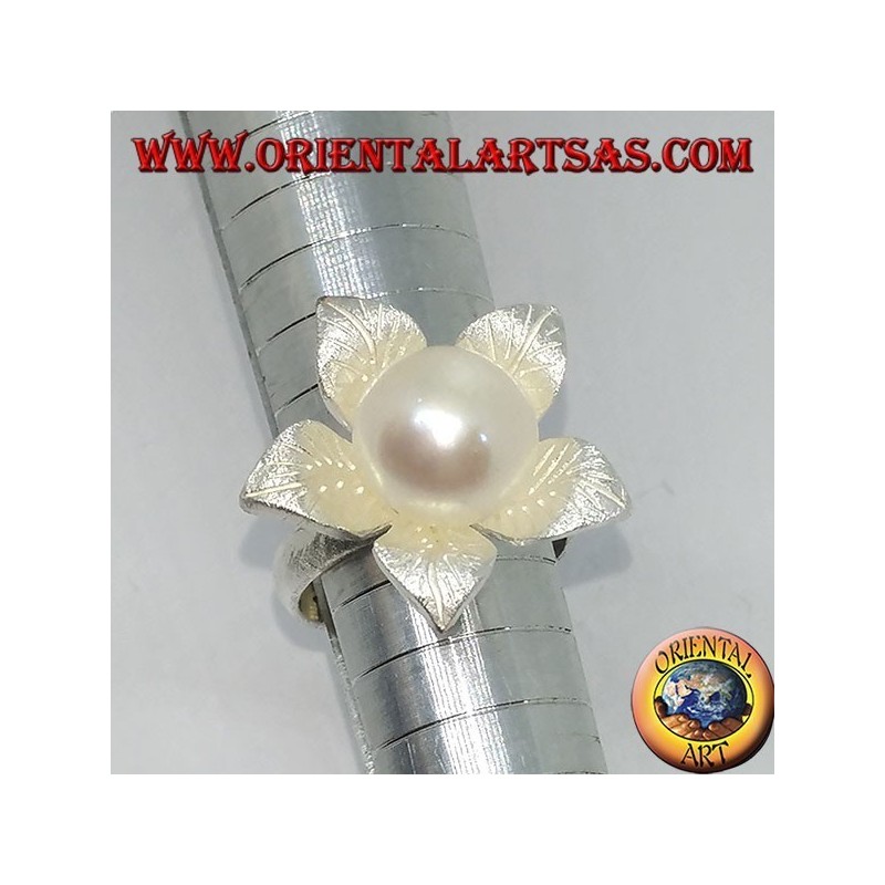 Blumenförmiger Satin-Silberring mit zentraler Perle