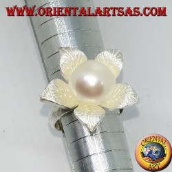 Blumenförmiger Satin-Silberring mit zentraler Perle