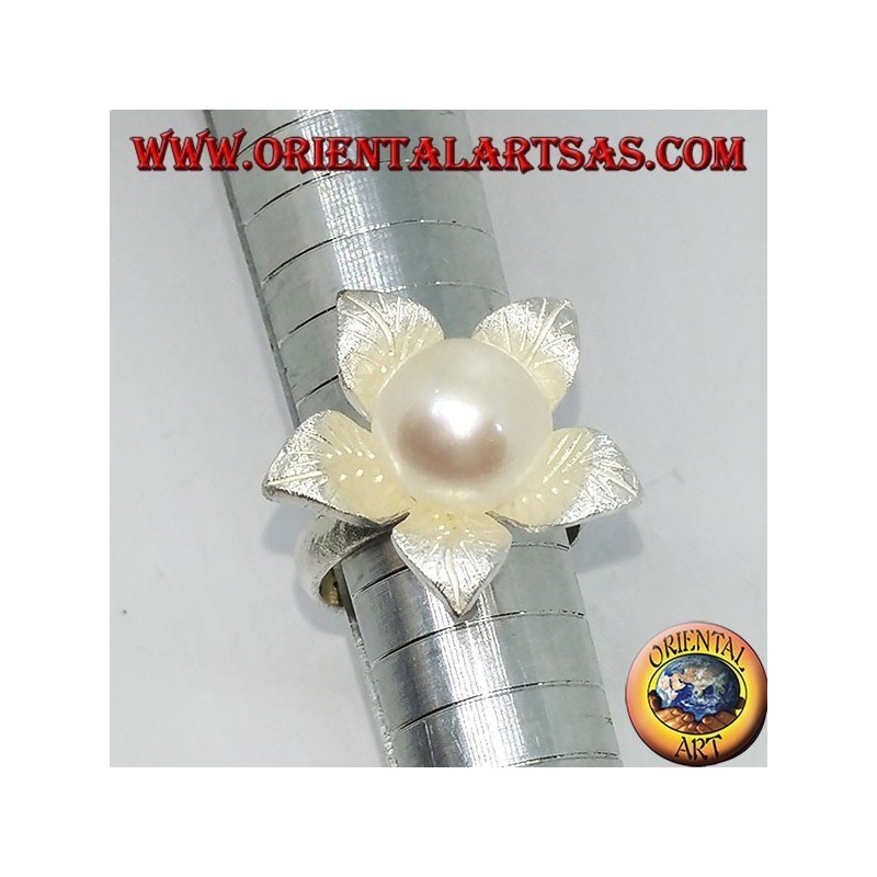 Blumenförmiger Satin-Silberring mit zentraler Perle