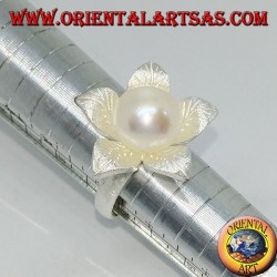 Anillo de plata satinado en forma de flor con una perla central.