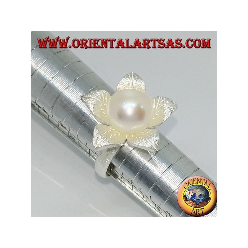 Silver flower-shaped ring with a central pearl
